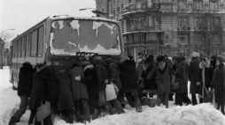 Krakowskie Przedmieście zasypane śniegiem. Ludzie pchają unieruchomiony autobus MZK. Warszawa, 02.01.1979. Fot. PAP/A. Rybczyński