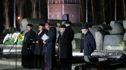Przedstawiciel polskiego Autokefalicznego Kościoła Prawosławnego ojciec Jarosław Antosiuk (L), zwierzchnik diecezji cieszyńskiej Kościoła luterańskiego bp Adrian Korczago (2L), biskup bielsko-żywiecki Roman Pindel (3L) i naczelny Rabin Polski Michael Schudrich (4L) podczas modlitwy w 79. rocznicę wyzwolenia KL Auschwitz. Fot. PAP/J. Praszkiewicz