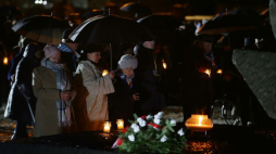 Uroczystości w 79. rocznicę wyzwolenia przed pomnikiem ofiar KL Auschwitz na terenie byłego niemieckiego nazistowskiego obozu koncentracyjnego i zagłady Auschwitz-Birkenau. Fot. PAP/J. Praszkiewicz