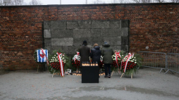 Złożenie kwiatów i zapalenie zniczy przed Ścianą Straceń na terenie byłego niemieckiego nazistowskiego obozu koncentracyjnego i zagłady Auschwitz-Birkenau. 27.01.2024. Fot. PAP/J. Praszkiewicz