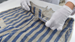 Elementy odzieży należącej do więźniów byłego niemieckiego nazistowskiego obozu koncentracyjnego Auschwitz. Fot. PAP/J. Bednarczyk