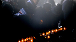 Byli więźniowie zapalają znicze przed pomnikiem Ofiar Faszyzmu podczas obchodów 73. rocznicy wyzwolenia niemieckiego obozu zagłady KL Auschwitz-Birkenau. Fot. PAP/S. Rozpędzik