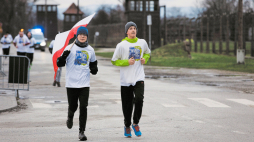 Brzezinka, 13.01.2023. IV Bieg Pamięci ze Światłem Pokoju. Fot. PAP/Z. Meissner