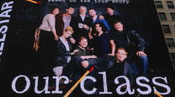 Billboard reklamujący przedstawienie "Naszej klasy" umieszczony na Times Square w Nowym Jorku. Źródło: MART Foundation