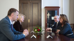 Marszałek Senatu Małgorzata Kidawa-Błońska (P), prezes Związku Polaków na Białorusi Andżelika Borys (2L) i wiceprezes związku Marek Zaniewski (L) podczas spotkania w Senacie w Warszawie. Warszawa, 19.01.2024. PAP/M. Obara