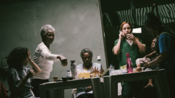 Fragment spektaklu „Pendulum”. Źródło: www.powszechny.com