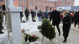 Marszałek województwa warmińsko-mazurskiego Marcin Kuchciński (L) i przewodnicząca sejmiku województwa warmińsko-mazurskiego Bernadeta Hordejuk (P) na obchodach Dnia Pamięci Ofiar Obu Totalitaryzmów na Warmii i Mazurach. Działdowo, 18.01.2024. Fot. PAP/T. Waszczuk