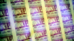 Banknoty o kryptonimie E-71, z serii „Miasta Polskie” przygotowane w okresie PRL na wypadek „hipotetycznej” wojny lub zniszczenia PWPW zaprezentowane w Polskiej Wytwórni Papierów Wartościowych. Warszawa, 2016 r. Fot. PAP/M. Obara