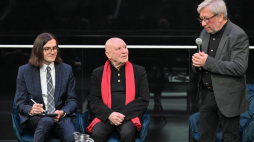 Od lewej: tłumacz Tomasz Duda, nowy dyrektor artystyczny NFM Christoph Eschenbach oraz dyrektor NFM Andrzej Kosendiak. Wrocław, 05.01.2024.  Fot. PAP/M. Kulczyński