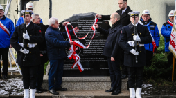 Prezes Instytut Pamięci Narodowej dr Karol Nawrocki (4P), przewodniczący Zarządu Regionu Gdańskiego NSZZ „Solidarność” Krzysztof Dośla (4L), uczestnik strajku sierpniowego w Stoczni i członek NSZZ „Solidarność” Krzysztof Żmuda (5L) oraz wiceprezes Zarządu Remontowa Shipbuilding Bartłomiej Pomierski (5P) podczas uroczystości odsłonięcia tablicy upamiętnieniającej Kasę Wzajemnej Pomocy, poprzedniczkę Bractwa Oblatów św. Brygidy. Fot. PAP/M. Gadomski