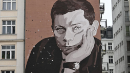 Warszawa, 22.01.2024. Nowo powstały mural z wizerunkiem Zbigniewa Herberta przy ul. Tamka w Warszawie. Fot. PAP/R. Pietruszka