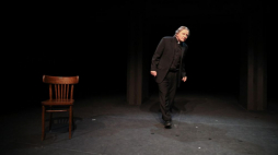 Aktor Łukasz Lewandowski na próbie medialnej w Teatrze Ateneum, 11 bm. monodramatu „Historia Jakuba”. Fot. PAP/A. Zawada