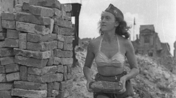 Warszawa, 1948-07. Przy odgruzowywaniu i poszerzaniu ul. Marszałkowskiej pracowali junacy brygad Powszechnej Organizacji Służba Polsce i grupy młodzieży komunistycznej z Danii, Norwegii, Węgier i Finlandii. Nz. odgruzowywanie ulic Marszałkowskiej i Zielnej na odcinku od ul. Królewskiej do ul. Świętokrzyskiej; junaczka z Danii. Fot. PAP/CAF