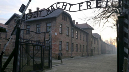 Brama byłego niemiecki nazistowski obóz koncentracyjny Auschwitz. Fot. PAP/A. Grygiel