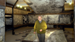 Oświęcim, 26.01.2003. Po 10 latach pracy prof. Marian Kołodziej zakończył w Międzynarodowym Centrum Ojca Kolbego w Oświęcimiu - Harmężach swoje monumentalne dzieło "Klisze pamięci. Labirynty". Fot. PAP/J. Bednarczyk
