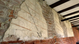 Fragment tablicy astronomicznej służącej do przedstawienia pozornego ruchu słońca w dniach bliskich równonocy wiosennej i jesiennej na ścianie krużganka Zamku Kapituły Warmińskiej w Olsztynie. Tablicę wykonał Mikołaj Kopernik pomiędzy 25 stycznia a 24 kwietnia 1517 roku. Fot. PAP/T. Waszczuk