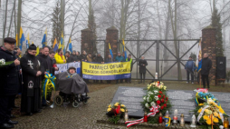 Marsz upamiętniający Tragedię Górnośląską przed bramą byłego obozu w Świętochłowicach. 2018 r. Fot. PAP/A. Grygiel