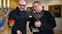Metropolita łódzki kardynał Grzegorz Ryś (P) oraz ks. Jerzy Stranz (L) ze Stowarzyszenia Coexist podczas uroczystości wręczenia nagrody „Menora Dialogu”. Fot. PAP/J. Kaczmarczyk