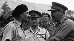 Monte Cassino, Włochy, 05.1944 r. Dowódca II Korpusu gen. Władysław Anders (L) i brytyjscy generałowie omawiają sytuację przed bitwą. Przez niemal pół roku oddziały wojsk sprzymierzonych usiłowały zdobyć klasztor Monte Cassino i otaczajace go wzgórze, by otworzyć sobie drogę na Rzym. W maju zdobycie klasztoru powierzono Polakom. Fot. PAP/CAF