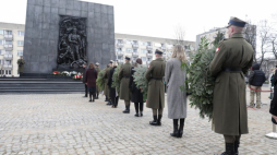Uroczystości przed Pomnikiem Bohaterów Getta w Warszawie w ramach obchodów 19. Międzynarodowego Dnia Pamięci o Ofiarach Holokaustu. Fot. PAP/T. Gzell