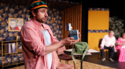 Fragment spektaklu „Szczęściarze”, Teatr TeTaTeT, Kielce. Źródło: 2024.karnawalkomedii.pl