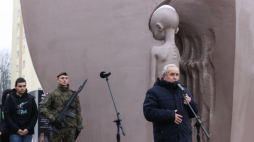 Przedstawiciel ocalałych więźniów obozu Jerzy Jeżewicz (P) podczas uroczystych obchodów 79. rocznicy likwidacji niemieckiego nazistowskiego obozu dla polskich dzieci w Łodzi przy Pomniku Martyrologii Dzieci „Pęknięte Serce" w łódzkim parku im. Szarych Szeregów. Fot. PAP/M. Zubrzycki