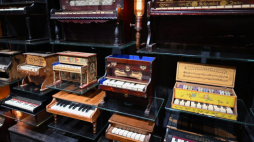 Wrocław, 16.01.2024. Galeria zabawkowych pianin i fortepianów Toy Piano. Fot. PAP/M. Kulczyński