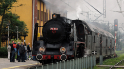 Pociąg "Flota Wielkopolski 2011" prowadzony przez parowóz "Piękna Helena". Fot. PAP/T. Żmijewski