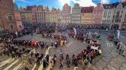 Wrocław, 30.01.2024. Kilkuset tegorocznych maturzystów z dolnośląskich szkół średnich zatańczyło na wrocławskim Rynku poloneza. Fot. PAP/M. Kulczyński