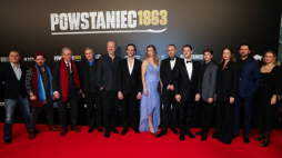 Warszawa, 09.01.2024. Reżyser filmu „Powstaniec 1863” Tadeusz Syka (6P), reżyser Krzysztof Zanussi (3L) oraz aktorzy: Sebastian Fabijański (5P), Eryk Biedunkiewicz (4P), Ksawery Szlenkier (6L), Olgierd Łukaszewicz (4L) i Karolina Szymczak (3P) podczas premiery filmu „Powstaniec 1863” w Multikinie Złote Tarasy w Warszawie. Fot. PAP/R. Guz