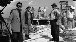 Reżyser Leon Buczkowski na planie pierwszego nakręconego po wojnie filmu barwnego, komedii obyczajowej „Przygody na Mariensztacie”, wg scenariusza Ludwika Starskiego. Fot. PAP/CAF