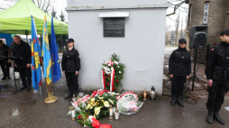 Uroczystości przy tablicy upamiętniającej wydarzenia podczas postoju Marszu Śmierci z KL Auschwitz-Birkenau w rejonie obecnego stadionu KS "Iskra" w Pszczynie. 18.01.2024. Fot. PAP/Z. Meissner