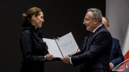 Minister kultury i dziedzictwa narodowego Bartłomiej Sienkiewicz (P) podczas uroczystości wręczenia aktu powołania na stanowisko małopolskiego wojewódzkiego konserwatora zabytków Katarzynie Urbańskiej (L). Fot. PAP/Art Service