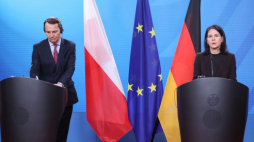 Berlin, Niemcy, 30.01.2024. Minister spraw zagranicznych RP Radosław Sikorski (L) i minister spraw zagranicznych Niemiec Annalena Baerbock (P). Fot. PAP/A. Zawada