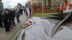 Szczecin, 24.01.2024. Obchody rocznicy strajków ze stycznia 1971 r. przed pomnikiem Bohaterów Stycznia’71. Fot. PAP/M. Bielecki 