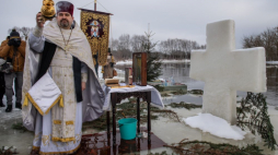 Ks. Michał Wasilczuk podczas obrzędu poświęcenia wody w trakcie Święta Chrztu Pańskiego, zwanego też Świętem Jordanu nad Bugiem w Sławatyczach. Fot. PAP/W. Jargiło