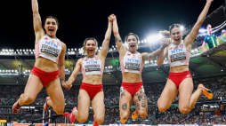 Lekkoatletyczne mistrzostwa świata - Budapeszt 2023. Polki: Pia Skrzyszowska (P), Kryscina Cimanouska (2L), Magdalena Stefanowicz (L) i Ewa Swoboda (2P) cieszą się z awansu do finału sztafet 4x100 m. Fot. PAP/A. Warżawa