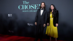 Aktorzy Elizabeth Tabish (P) i Jonathan Roumie (L) na pokazie 4. sezonu serialu "The Chosen" w warszawskim Multikinie Złote Tarasy. Fot. PAP/M. Obara