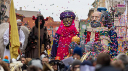 Orszak Trzech Króli na ulicach Starego Miasta w Toruniu. 06.01.2023. Fot. PAP/M. Kuras