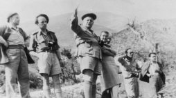 Korespondent wojenny 2 Korpusu Polskiego Melchior Wańkowicz (3. z lewej) ogląda pole bitwy o Monte Cassino. 1944 r. Fot. NAC