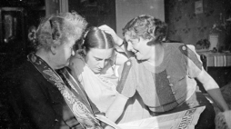 Danuta Magierska (pośrodku), Hanna Magierska-Sikorska (z prawej) i Kazimiera Jaroszyńska (z lewej, w szalu) czytają "Wiadomości literackie" nr 20/547 z 20.05.1934 r. Fot. NAC