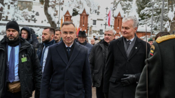 Prezydent RP Andrzej Duda (C) i prezydent Litwy Gitanas Nauseda (P) na ceremonii upamiętniającej rocznicę Powstania Styczniowego na Cmentarzu na Rossie. Wilno, 21.01.2024. Fot. PAP/V. Doveiko