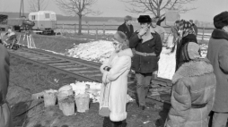 Zdjęcia do filmu „Wszystko na sprzedaż”: m.in. aktorka Elżbieta Czyżewska (Ela, żona aktora) (L), aktor Witold Holtz (Witek, asystent reżysera) (2L), reżyser Andrzej Wajda (3L), aktor Daniel Olbrychski (Daniel) (4L). 1968 r. Fot.  PAP/L. Zielaskowski