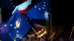 Uczestnicy uroczystego koncertu na pl. Zamkowym "Welcome Europe", zorganizowanego w związku z przystąpieniem Polski do Unii Europejskiej. Warszawa, 01.05.2004. Fot. PAP/J. Turczyk