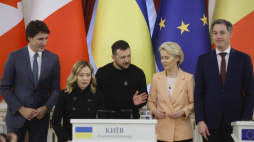 Od lewej: premierzy Kanady Justin Trudeau i Włoch Giorgia Meloni, prezydent Ukrainy Wołodymyr Zełenski, szefowa Komisji Europejskiej Ursula von der Leyen oraz premier Belgii Alexander De Croo. Kijów, 24.02.2024. Fot. PAP/EPA