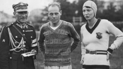 Fiński lekkoatleta Paavo Nurmi (w swetrze) w towarzystwie lekkoatletki Haliny Konopackiej w 1929 r. Fot. Narodowe Archiwum Cyfrowe