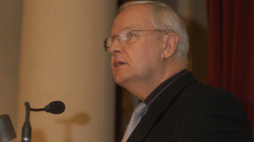 Aleksander Fabisiak podczas Salonu Poetyckiego w Teatrze Słowackiego w 2004 r. Fot. PAP/Jacek Bednarczyk