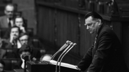 Expose sejmowe premiera Jana Olszewskiego 23 grudnia 1991 r. Fot. PAP/Andrzej Rybczyński