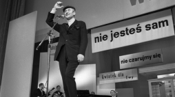 Warszawa 1971. Koncert w Teatrze Rozrywki w Centralnym Parku Kultury przy ulicy Kruczkowskiego. Na scenie aktor i piosenkarz Jarema Stępowski. gr PAP/Afa Pixx/Irena Komar.