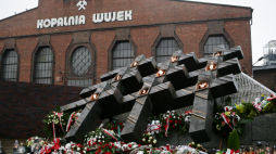 Obchody 42. rocznicy pacyfikacji kopalni Wujek pod Krzyżem-Pomnikiem przy kopalni w Katowicach. Fot. PAP/Z. Meissner 